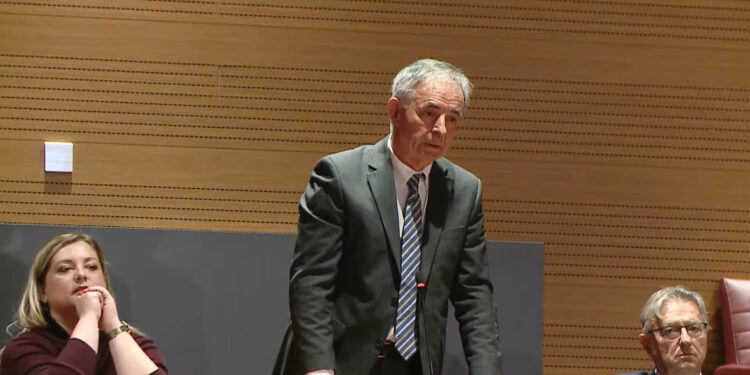 Mostovac naživcirao Pupovca: ‘U Saboru se govori hrvatski, ne znam koji jezik govori Bulj’