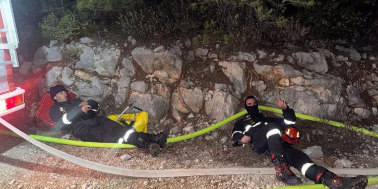 NOĆNA BORBA Požar kod Metkovića pod nadzorom vatrogasaca: "Kuće su bile ugrožene, a građane uznemirava pojava podzemnih požara"
