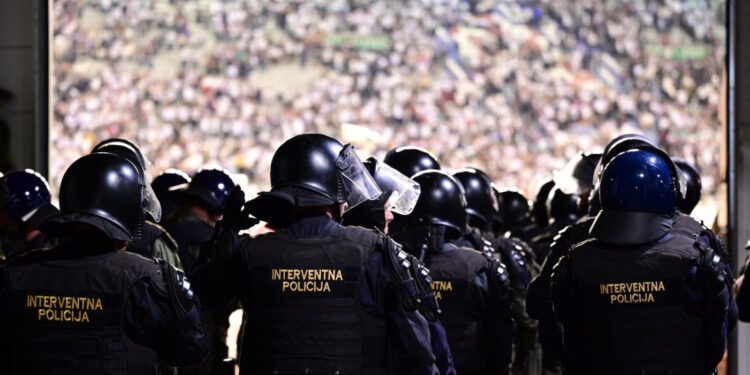 NOVI DETALJI UHIĆENJA U SPLITU Policija traga za još navijača zbog nacističkih povika, među privedenima i osobe s podebljim dosjeima