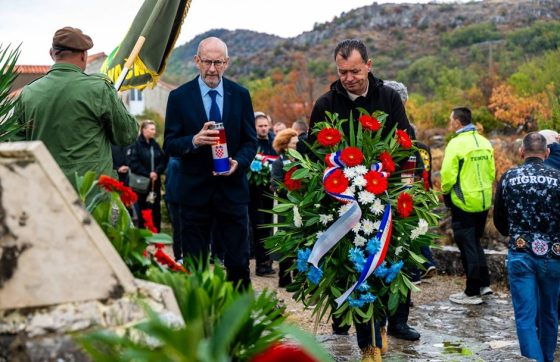 Na Vojskom dolu i u Čilipima položeni vijenci i zapaljene svijeće, u Stravči služena sveta misa