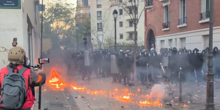 Na francuske ulice izašlo oko 320.000 građana, prosvjednici zapalili nekoliko policajaca