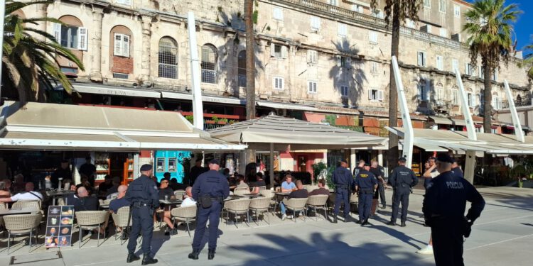 Nakon jučerašnjeg incidenta s naoružanim Ajaxovcima, policija i danas na splitskoj Rivi: Zaustavljaju ljude i provjeravaju dokumente