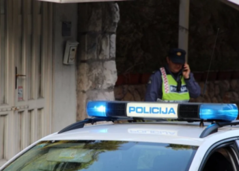 Neka je budala napala dvojicu stranih radnika dok su čistili njegov Grad