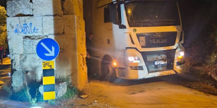 Neobičan incident na Mostinama: Kamion zakačio kamen, iz spremnika počelo curiti gorivo