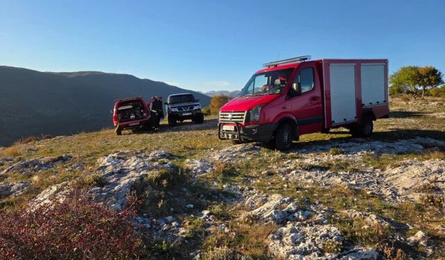 Nepristupačan teren mostarskim vatrogascima otežava gašenje požara na Planinici