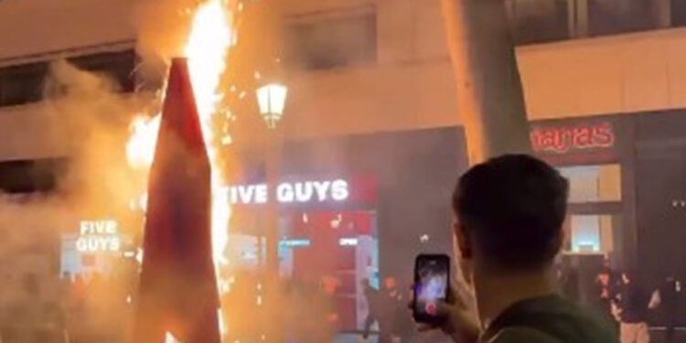 Neredi u Barceloni, sto uhićenih: Razbijali izloge, pljačkali trgovine i palili imovinu