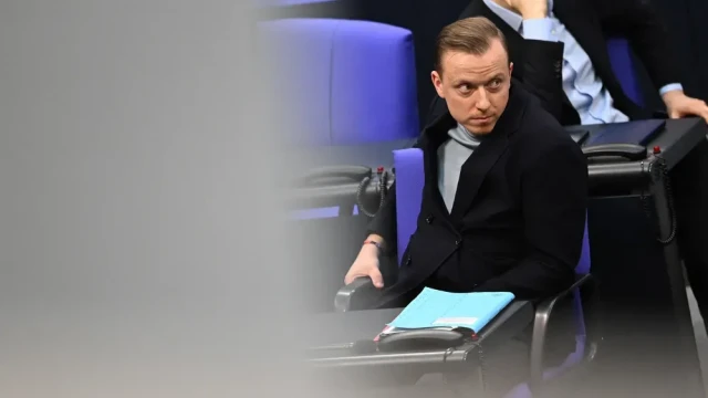 Njemačkom ljevičaru bh. korijena policija pretresla tri stana i ured. Evo za što ga se sumnjiči