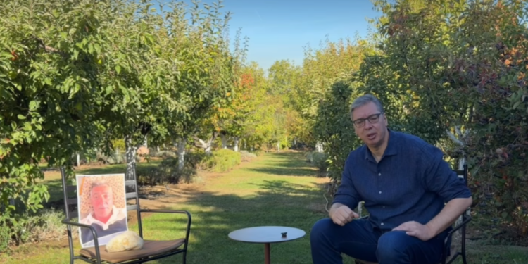 Novi bizaran Vučićev video: ‘Ovdje je, kao što vidite, stolica’