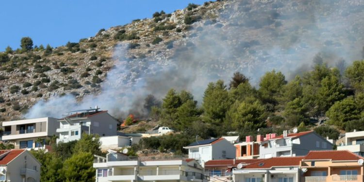 OTVORENA CESTA D58 KOD SEGETA Promet ponovno uspostavljen nakon požara