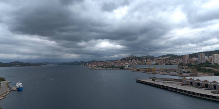 Oblačno i vjetrovito, očekuje se i olujno nevrijeme