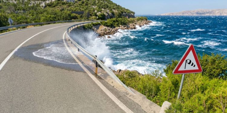 Olujni vjetar stvara probleme u priobalju, gužve i usporenja na ključnim prometnicama