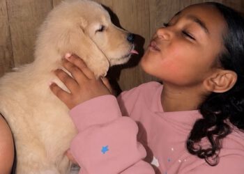Osmogodišnja kći Kim Kardashian Chicago mazi se sa preslatkim psićem nakon što ga je poklonio dečko reality zvijezde Lewis Hamilton