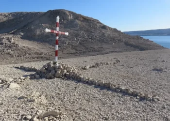PAG Pravoslavni križ na spomen-obilježju žrtvama ustaških logora u uvali Slana netko obojao boje šahovnice s prvim bijelim poljem