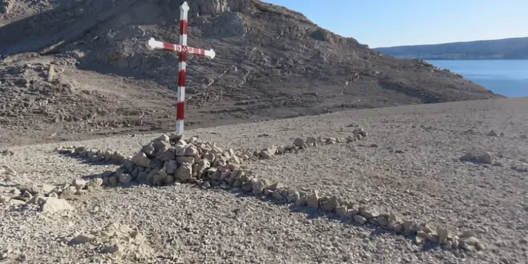 PAG Pravoslavni križ na spomen-obilježju žrtvama ustaških logora u uvali Slana netko obojao boje šahovnice s prvim bijelim poljem