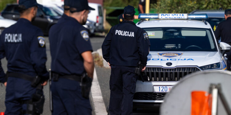 Pazite kakvu si je zastavu stavio na BMW dok je jurio hrvatskim autocestama, policija krenula u akciju