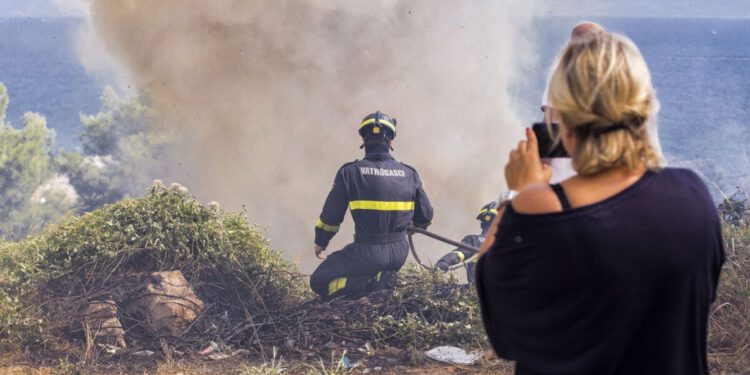 Planula velika površina na Braču, kombi potpuno izgorio, vatrogasci imali pune ruke posla: Ovako je izgledao jučerašnji dan za naše heroje u Dalmaciji