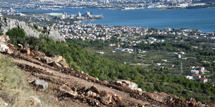 Policija danas na Kozjaku zbog nove ceste: Vlasnici traže odgovore, otvara se pitanje kako je odabrana trasa koja mijenja lice Kaštela