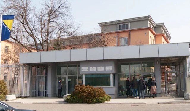 Potvrđena optužnica protiv 23-godišnjaka koji je lažnim eurima plaćao mobitele