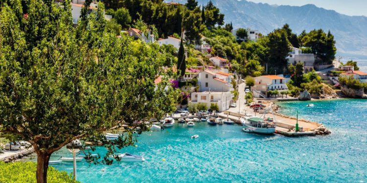Pretežno sunčano i ugodno toplo na Jadranu, uz sjeverozapadnjak i temperaturu do 27 °C