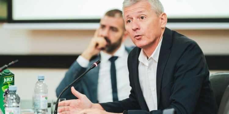 Prkić žestoko prozvao Šutu i HDZ uoči sjednice o Čistoći: “Metete ispred tuđih vrata, a pred svojima imate brdo smeća!”