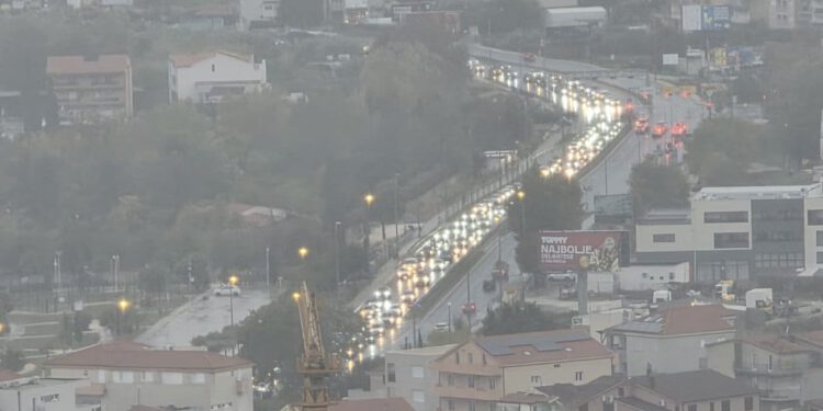 Prometni kaos na izlazu iz Splita: Kolone na cestama, s mora stižu tamni oblaci