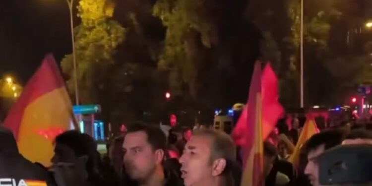 Prosvjed nakon teške željezničke nesreće, svjedok: ‘Koferi su letjeli, ljudi su vrištali’