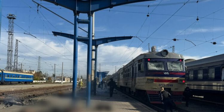 Rusi dronom pogodili vlak na kolodvoru u Ukrajini: Najmanje 13 mrtvih, prizori su strašni