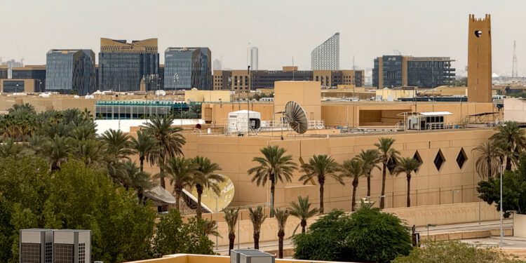 SAD kaže svom osoblju koje nije zaduženo za hitne slučajeve da napusti Saudijsku Arabiju dok Hutiji pojačavaju napade