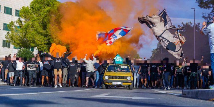 SPLITSKI SDP OŠTRO OSUDIO POVIKE TIJEKOM NAVIJAČKOG KORTEA: „Veličanje fašizma i antisemitizam nemaju mjesta na ulicama našeg grada!”