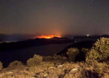 Situacija na požarištu na otoku Jakljanu stabilna, vatru gasi 48 vatrogasca, tri broda i dva kanadera