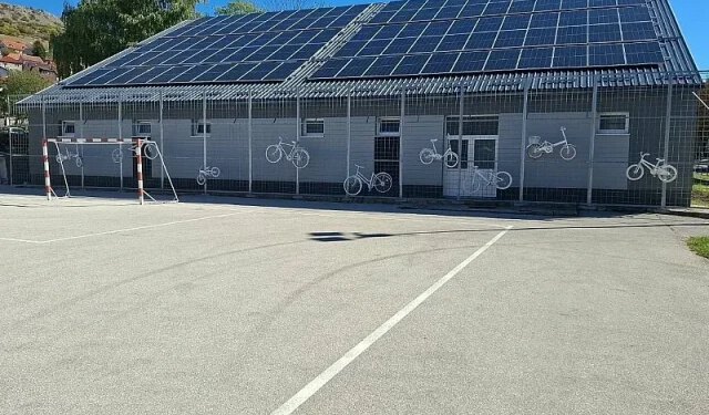 Škola u Livnu uz pomoć solarnih panela i baterija proizvodi vlastitu struju