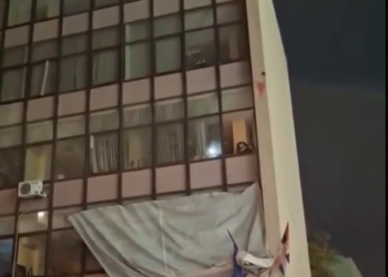 VIDEO Nezapamćeni prizori iz Novog Sada, građani skidaju Šešeljev plakat: ‘Skinuše ga ko krpu’