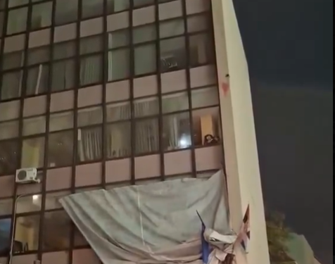 VIDEO Nezapamćeni prizori iz Novog Sada, građani skidaju Šešeljev plakat: ‘Skinuše ga ko krpu’