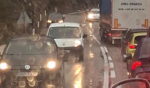 Sudar Seata i Škode kod mosta Begića i Begovića, ozlijeđena jedna osoba