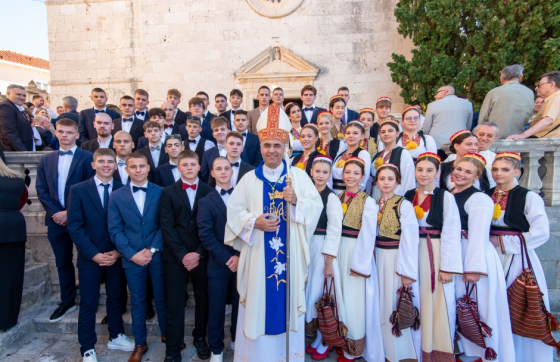 Svečano u Cavtatu: Mladi vjernici primili sakrament potvrde (FOTO)