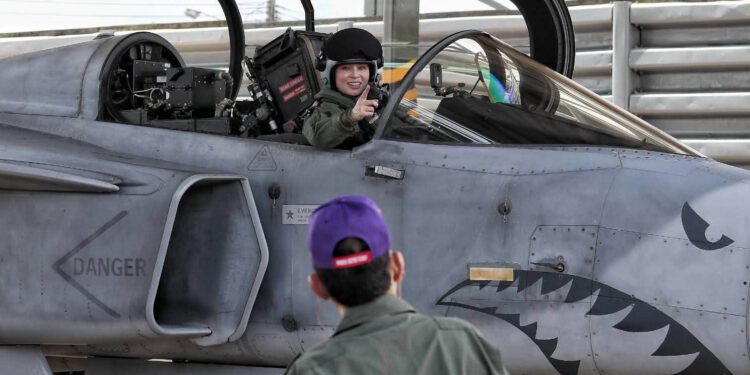 Tajlandska kraljica samostalno letjela vojnim avionom Gripen