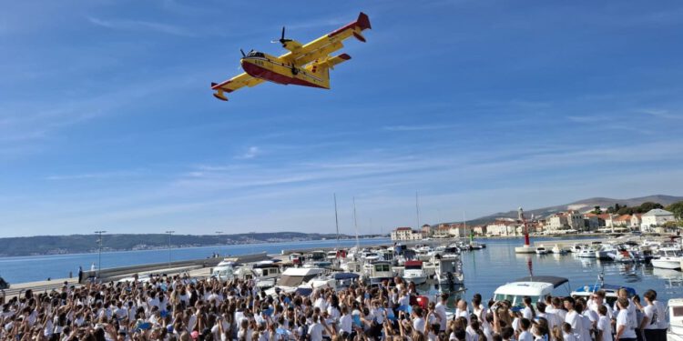 Tisućita Milenijska fotografija nastala u Kaštelima. Strikoman odao počast srdeli i vatrogascima