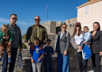 Tvrđava Klis i treću godinu zaredom dočekala 100.000 posjetitelja: Jubilarni broj pripao mladoj obitelji iz Splita