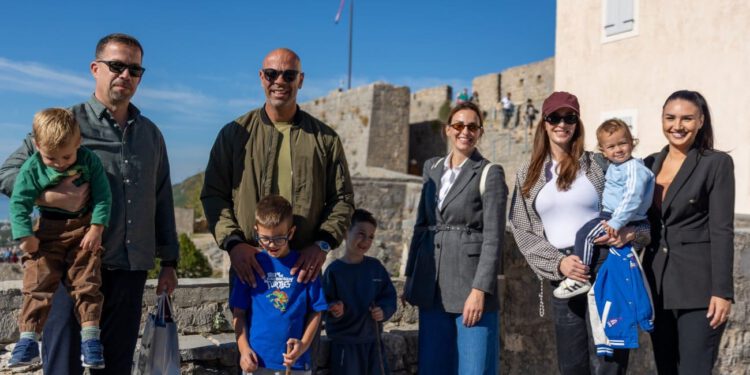 Tvrđava Klis i treću godinu zaredom dočekala 100.000 posjetitelja: Jubilarni broj pripao mladoj obitelji iz Splita