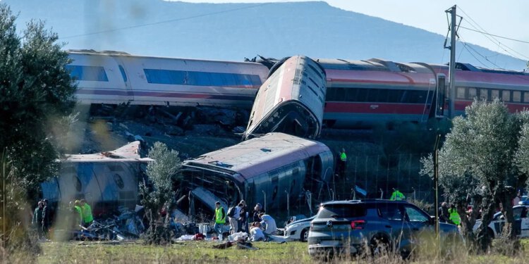 U nesreći brzog vlaka u Toledu u Španjolskoj poginule su najmanje 64 osobe