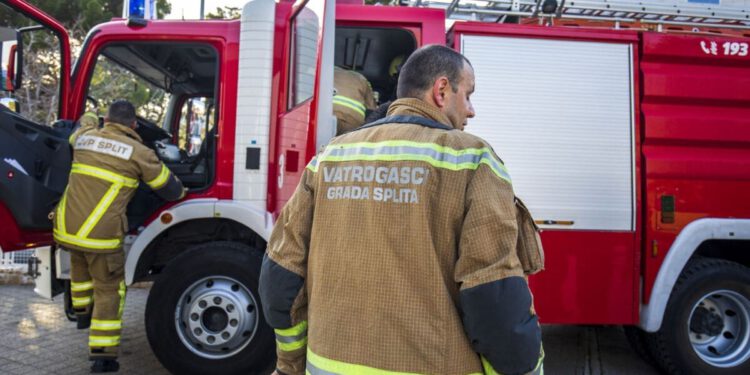 U stanu u Splitu planula baterija električnog bicikla: Požar izbio na trećem katu zgrade