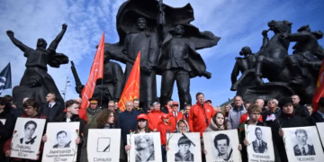 Ukraine-Russia war latest: Anti-Putin protesters arrested in Moscow as Germany pledges €1bn in military aid to Kyiv