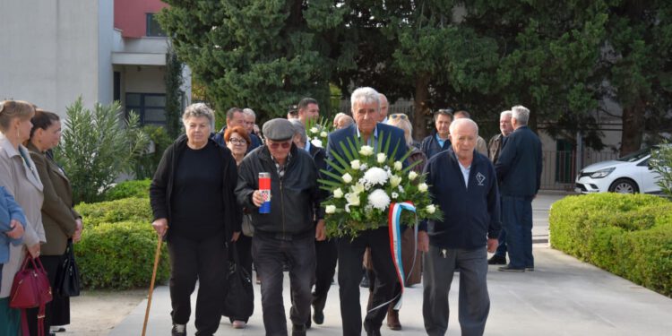 Uoči blagdana Svih svetih u Kaštelima položeni vijenci i upaljene svijeće za poginule branitelje
