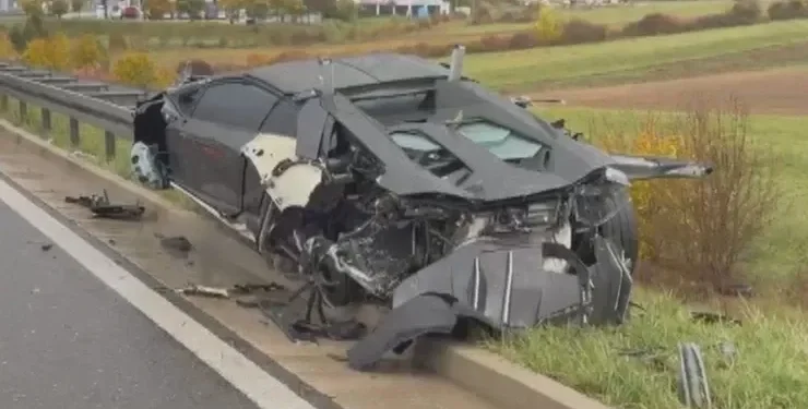 Utrkivali se na A1? Lamborghini završio na ogradi, potpuno skršen
