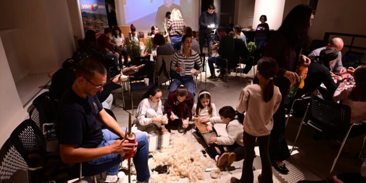 VELIKA FOTOGALERIJA U Sinju oživjeli stari zanati! Snimili smo prvi dan radionica na kojima se čuva bogata baština Cetinske krajine