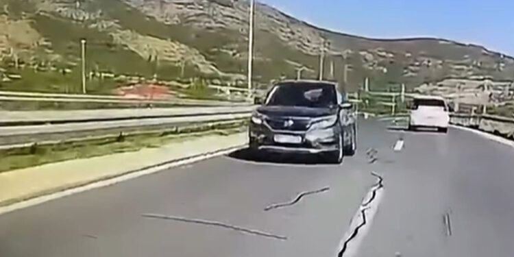VIDEO Drama na mostu u Dugopolju: Automobil jurio u suprotnom smjeru, frontalni sudar izbjegnut u posljednji trenutak