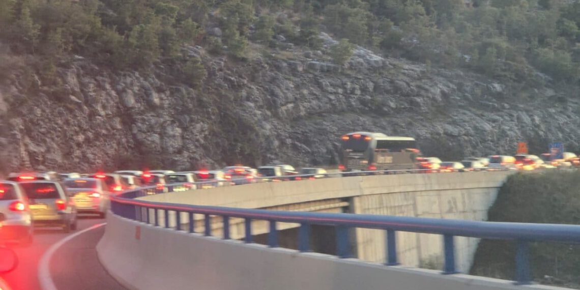VIDEO Hrvatska igra na Poljudu, prilazi Splitu zakrčeni: Velika gužva na brzoj cesti