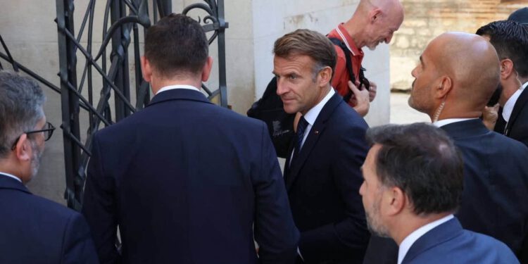 VIDEO Macron prošetao jednom od najužih ulica u Splitu: “Evo, pustili smo ga proć”