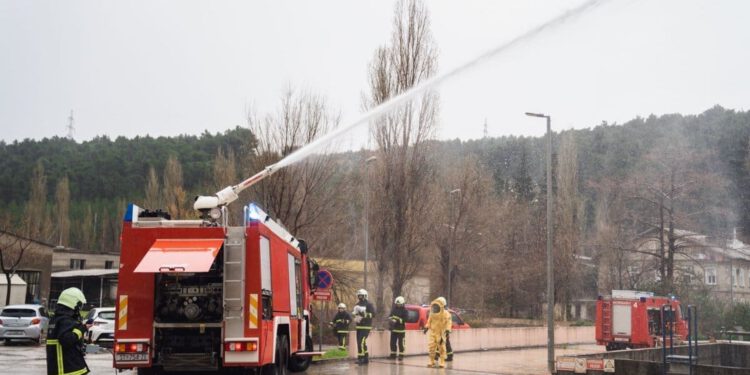 Vatrogasci imali pune ruke posla: kod Prološca gorjelo 30 hektara, na terenu 60 vatrogasaca i dva kanadera