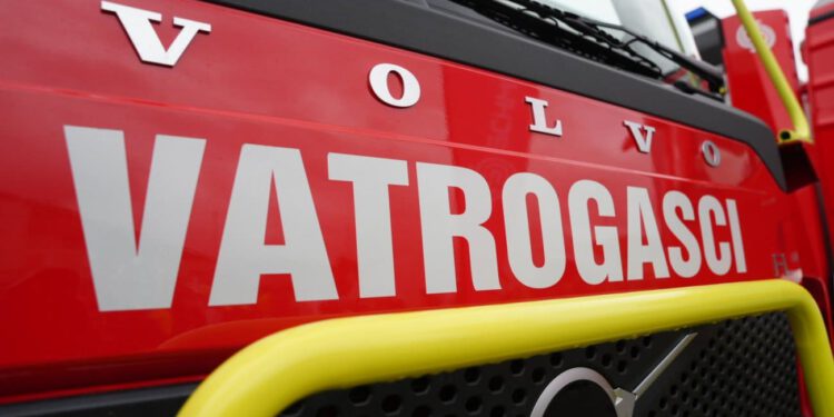 Vatrogasci u Splitu tri puta otvarali stanove, gorio papir ispod trafike